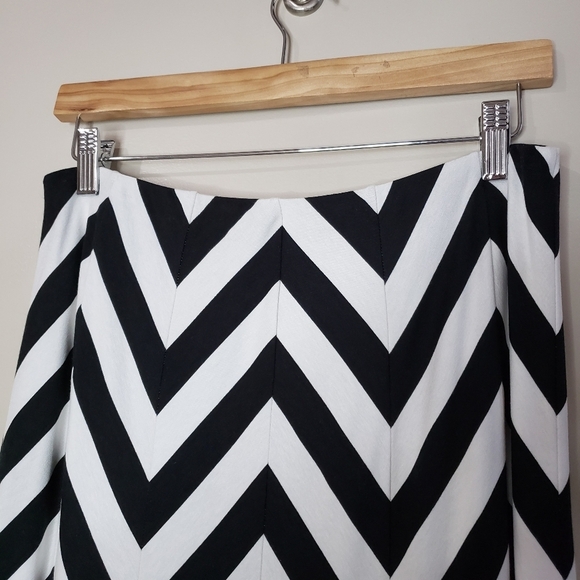 Joseph Ribkoff made in Canada Black White Chevron Tulip Skirt Elastic Waist, 10 - Picture 2 of 13